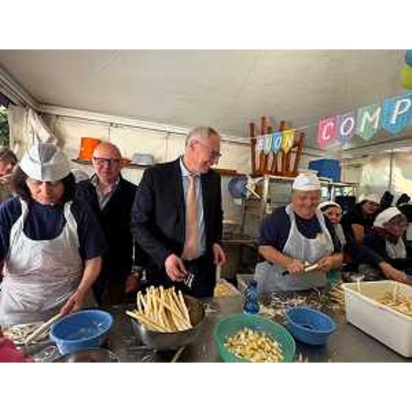 Il presidente del Consiglio regionale del Friuli Venezia Giulia, Mauro Bordin, assiste alla fase di preparazione degli asparagi - Il presidente del Consiglio regionale del Friuli Venezia Giulia, Mauro Bordin, assiste alla fase di preparazione degli asparagi