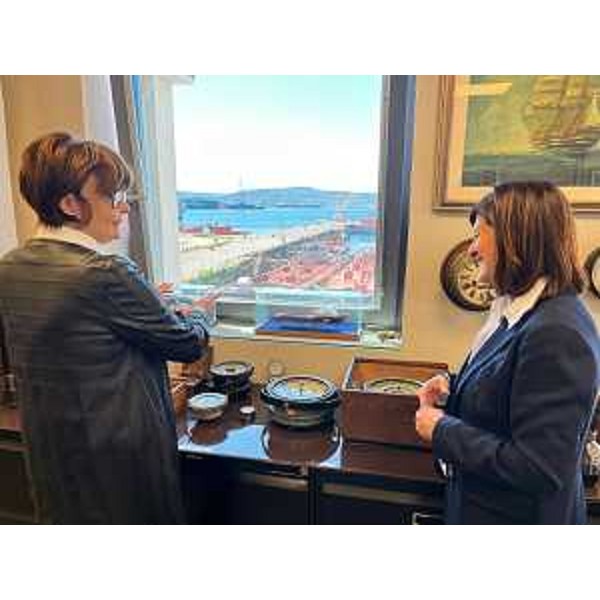 L'assessore Alessia Rosolen e Michela Cattaruzza negli ufficio della Ocean - L'assessore Alessia Rosolen e Michela Cattaruzza negli ufficio della Ocean