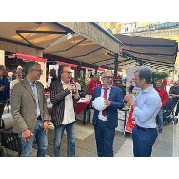 Il governatore Massimiliano Fedriga al microfono del Triestina Party. Da sinistra a destra anche Pierpaolo Roberti, Andro Merkù e Matteo Medani - Il governatore Massimiliano Fedriga al microfono del Triestina Party. Da sinistra a destra anche Pierpaolo Roberti, Andro Merkù e Matteo Medani