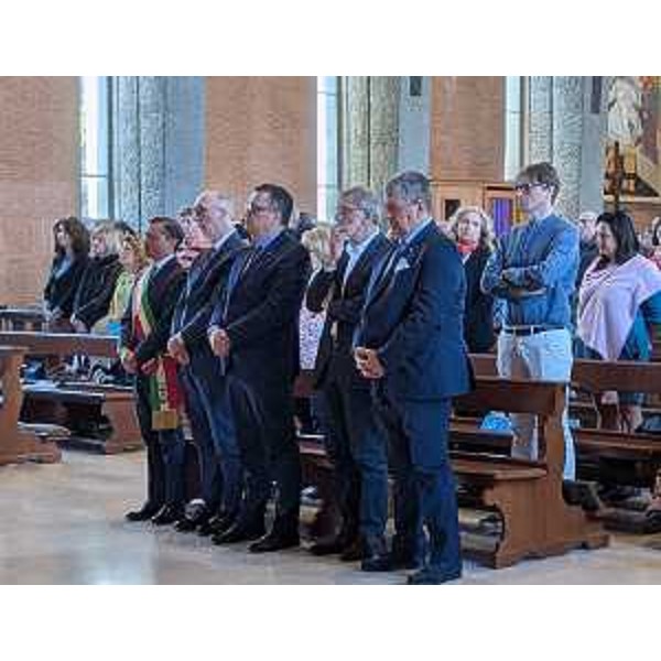 L'assessore Riccardi tra le altre autorità durante la cerimonia - L'assessore Riccardi tra le altre autorità durante la cerimonia