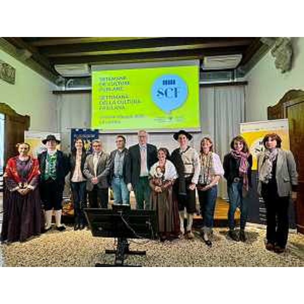 Foto di gruppo alla presentazione del progetto Teche Folk durante "Setemane de Culture Furlane 2025" - Foto di gruppo alla presentazione del progetto Teche Folk durante "Setemane de Culture Furlane 2025"