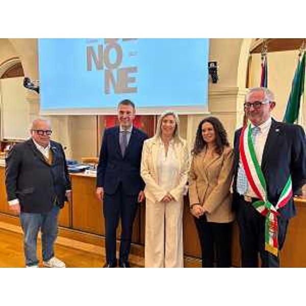 Da destra, il sindaco di Pn Alessandro Basso, la vicperesidente del parlamento europeo Antonella Sberna, l'assessore regionale Cristina Amirante, l'europarlamentare Alessandro Ciriani e il presidente Presidente di Confindustria Alto Adriatico Michelangelo Agrusti - Da destra, il sindaco di Pn Alessandro Basso, la vicperesidente del parlamento europeo Antonella Sberna, l'assessore regionale Cristina Amirante, l'europarlamentare Alessandro Ciriani e il presidente Presidente di Confindustria Alto Adriatico Michelangelo Agrusti