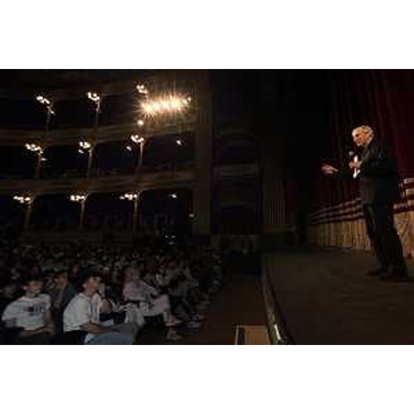 Don Luigi Ciotti parla a una platea di ragazzi e ragazze degli istituti scolastici di Trieste. - Don Luigi Ciotti parla a una platea di ragazzi e ragazze degli istituti scolastici di Trieste.