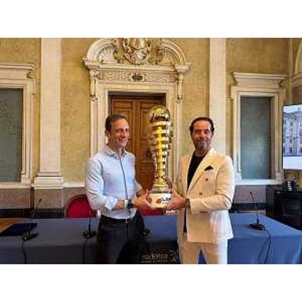 Il governatore Massimiliano Fedriga sorregge il Trofeo della promozione in A1 con il presidente di Apu Alessandro Pedone - Il governatore Massimiliano Fedriga sorregge il Trofeo della promozione in A1 con il presidente di Apu Alessandro Pedone