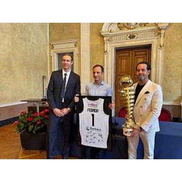 Fedriga con la maglietta donatagli dall'Apu - Fedriga con la maglietta donatagli dall'Apu