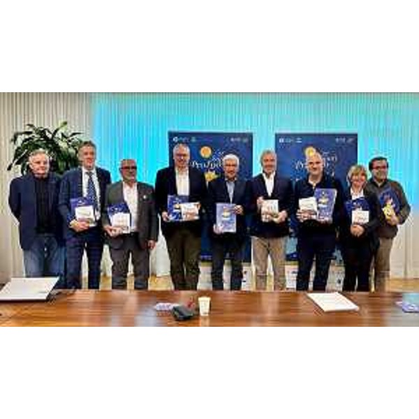 L'assessore Bini (quarto da destra) con le autorità intervenute alla conferenza stampa - L'assessore Bini (quarto da destra) con le autorità intervenute alla conferenza stampa