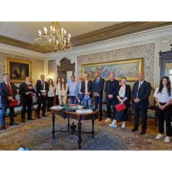 Scoccimarro interviene nel salotto azzurro del municipio di Trieste assieme ad autorità, testimonial e organizzatori della "Corri Trieste" - Scoccimarro interviene nel salotto azzurro del municipio di Trieste assieme ad autorità, testimonial e organizzatori della "Corri Trieste"