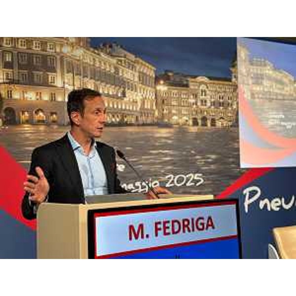 Il governatore del Friuli Venezia Giulia Massimiliano Fedriga di fronte alla platea di professionisti riuniti al Savoia Excelsior per il congresso PneumoTrieste 2025. - Il governatore del Friuli Venezia Giulia Massimiliano Fedriga di fronte alla platea di professionisti riuniti al Savoia Excelsior per il congresso PneumoTrieste 2025.