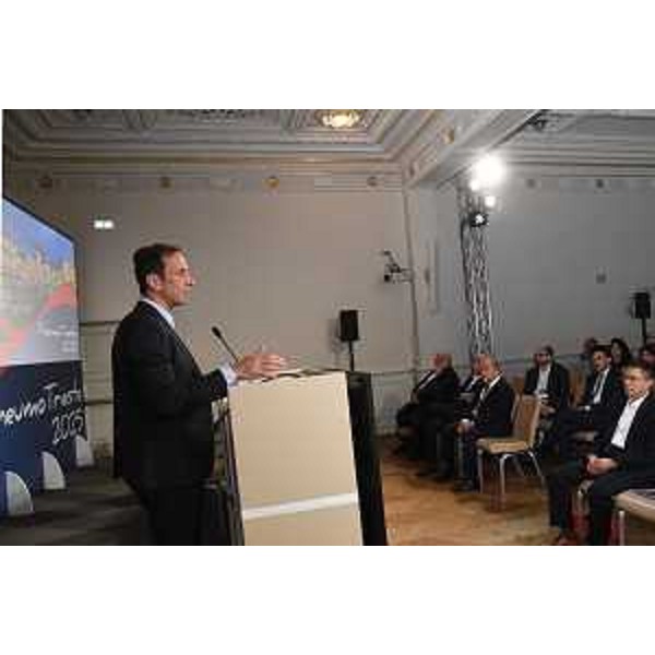 Il governatore del Friuli Venezia Giulia Massimiliano Fedriga di fronte alla platea di professionisti riuniti al Savoia Excelsior per il congresso PneumoTrieste 2025. - Il governatore del Friuli Venezia Giulia Massimiliano Fedriga di fronte alla platea di professionisti riuniti al Savoia Excelsior per il congresso PneumoTrieste 2025.