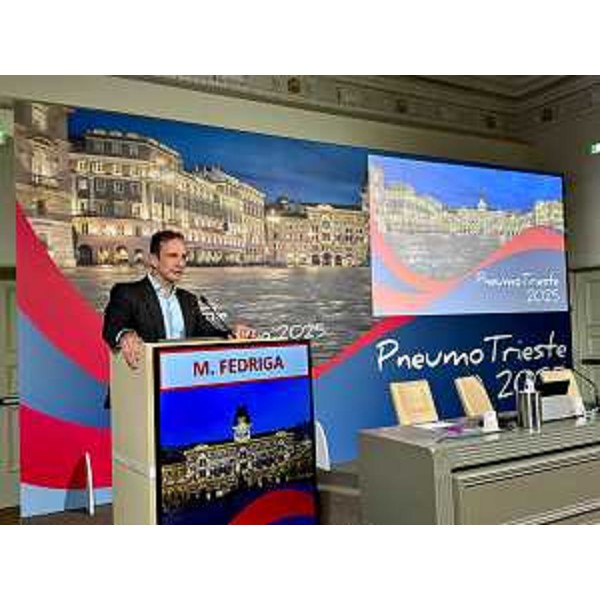Il governatore del Friuli Venezia Giulia Massimiliano Fedriga di fronte alla platea di professionisti riuniti al Savoia Excelsior per il congresso PneumoTrieste 2025. - Il governatore del Friuli Venezia Giulia Massimiliano Fedriga di fronte alla platea di professionisti riuniti al Savoia Excelsior per il congresso PneumoTrieste 2025.