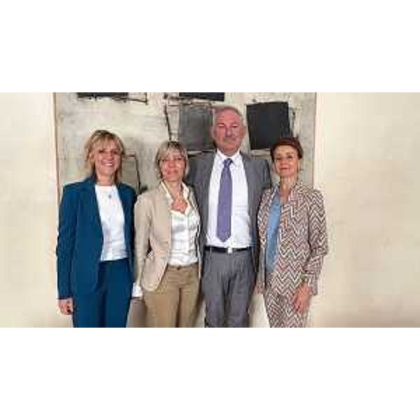 L'assessore regionale Barbara Zilli, al centro, durante l'incontro con i vertici della Giunta nel municipio di Pordenone. - L'assessore regionale Barbara Zilli, al centro, durante l'incontro con i vertici della Giunta nel municipio di Pordenone.