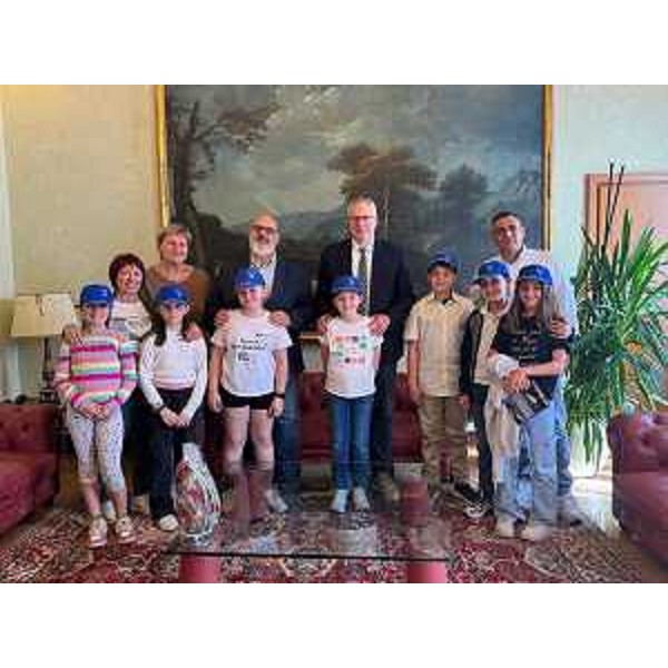 La foto di gruppo con il presidente Bordin, i ragazzi del baby Consiglio comunale, i loro accompagnatori e il sindaco di Aiello del Friuli - La foto di gruppo con il presidente Bordin, i ragazzi del baby Consiglio comunale, i loro accompagnatori e il sindaco di Aiello del Friuli