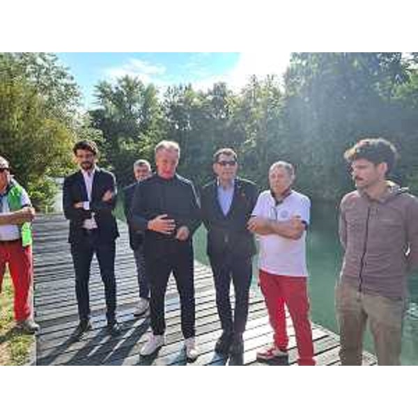 L'assessore regionale Fabio Scoccimarro, terzo da sinistra, a Pordenone sul pontile sul Noncello alla presentazione dell'iniziativa "Conoscere il fiume" - L'assessore regionale Fabio Scoccimarro, terzo da sinistra, a Pordenone sul pontile sul Noncello alla presentazione dell'iniziativa "Conoscere il fiume"
