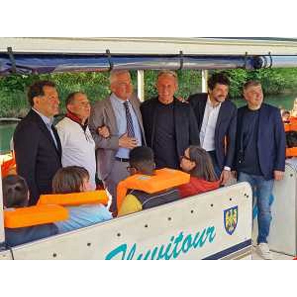 L'assesore regionale Fabio Scoccimarro, terzo da sinistra, con il sindaco di Pordenone Alessandro Basso e gli assessori Mattia Tirelli e Pietro Tropeano a bordo dell'imbarcazione utilizzata per il progetto di educazione ambientale. - L'assesore regionale Fabio Scoccimarro, terzo da sinistra, con il sindaco di Pordenone Alessandro Basso e gli assessori Mattia Tirelli e Pietro Tropeano a bordo dell'imbarcazione utilizzata per il progetto di educazione ambientale.