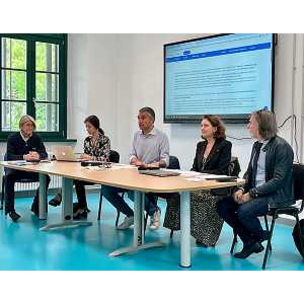 L'assessore regionale alle Autonomie locali Pierpaolo Roberti (al centro), all'illustrazione del progetto del nuovo polo scolastico di via Rossetti, assieme al direttore dell'Ente di decentramento regionale di Trieste Roberta Clericuzio, durante l'assemblea plenaria della Consulta provinciale degli studenti di Trieste. - L'assessore regionale alle Autonomie locali Pierpaolo Roberti (al centro), all'illustrazione del progetto del nuovo polo scolastico di via Rossetti, assieme al direttore dell'Ente di decentramento regionale di Trieste Roberta Clericuzio, durante l'assemblea plenaria della Consulta provinciale degli studenti di Trieste. 