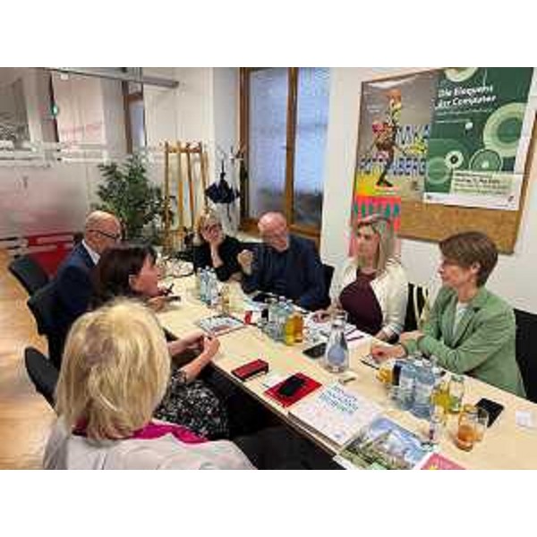 L'assessore regionale alle Infrastrutture, Cristina Amirante, al centro, durante uno degli incontri con gli amministratori viennesi. - L'assessore regionale alle Infrastrutture, Cristina Amirante, al centro, durante uno degli incontri con gli amministratori viennesi.