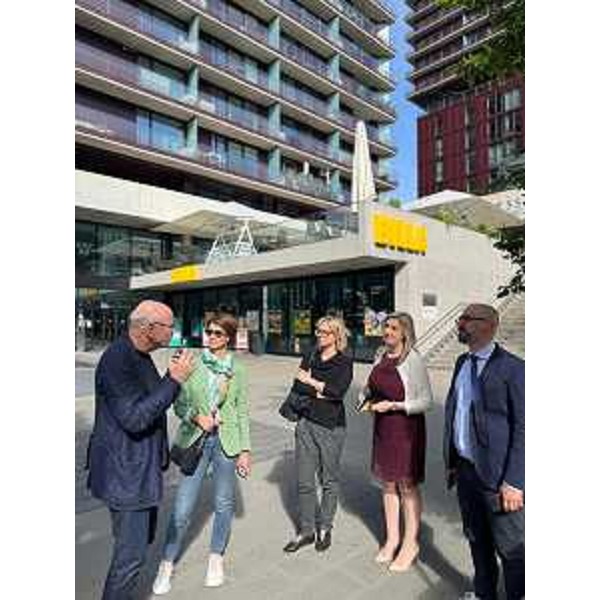 L'assessore regionale Cristina Amirante, al centro a destra, durante una delle visite compiute in uno dei quartieri di Vienna realizzati con il social housing. - L'assessore regionale Cristina Amirante, al centro a destra, durante una delle visite compiute in uno dei quartieri di Vienna realizzati con il social housing.