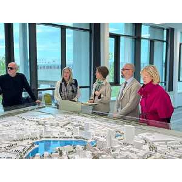 L'assessore regionale Cristina Amirante impegnata in uno dei confronti con amministratori e progettisti di edilizia residenziale pubblica a Vienna. - L'assessore regionale Cristina Amirante impegnata in uno dei confronti con amministratori e progettisti di edilizia residenziale pubblica a Vienna.