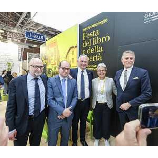 Il vicegovernatore della Regione Mario Anzil con il ministro Giuli, il sindaco di Pordenone Alessandro Basso, l'assessore alla Cultura del Comune di Pordenone Alberto Parigi e la direttrice della Fondazione pordenonelegge Michela Zin - Il vicegovernatore della Regione Mario Anzil con il ministro Giuli, il sindaco di Pordenone Alessandro Basso, l'assessore alla Cultura del Comune di Pordenone Alberto Parigi e la direttrice della Fondazione pordenonelegge Michela Zin
