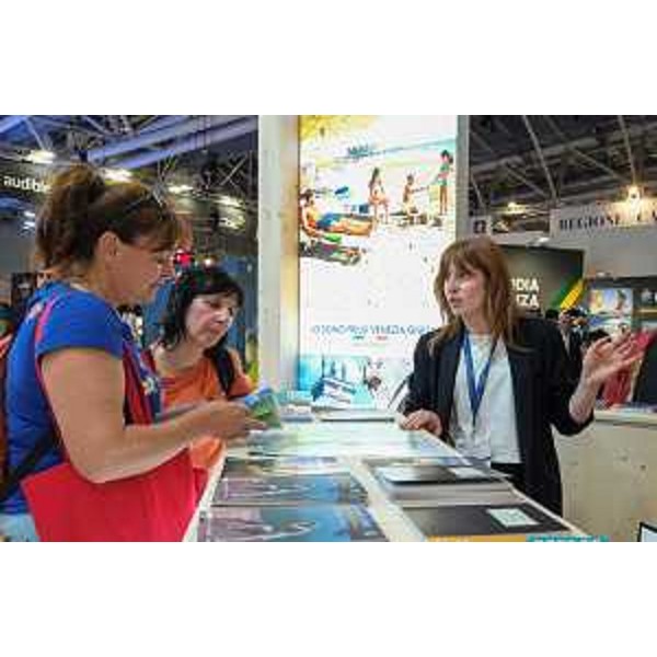 Visitatori nello stand della Regione Friuli Venezia Giulia al Salone del libro di Torino - Visitatori nello stand della Regione Friuli Venezia Giulia al Salone del libro di Torino