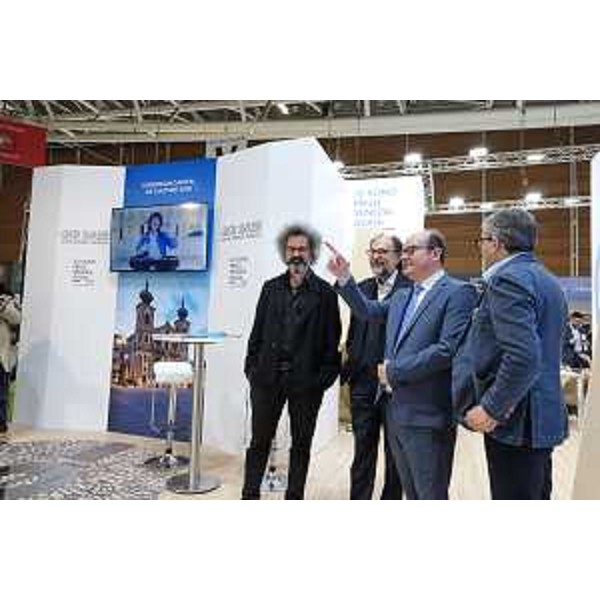 Il vicegovernatore della Regione Mario Anzil con il cantautore Simone Cristicchi e il direttore d'orchestra Valter Sivilotti nello stand della Regione al Salone del libro di Torino - Il vicegovernatore della Regione Mario Anzil con il cantautore Simone Cristicchi e il direttore d'orchestra Valter Sivilotti nello stand della Regione al Salone del libro di Torino