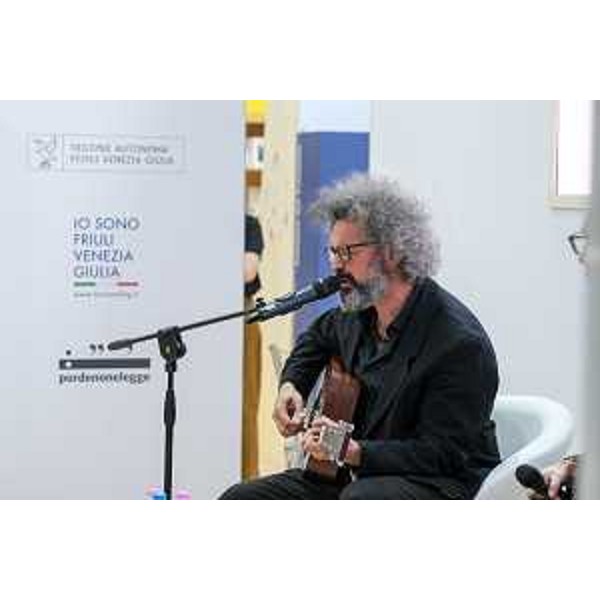 Il cantautore Simone Cristicchi durante l'incontro svoltosi nello stand della Regione Friuli Venezia Giulia - Il cantautore Simone Cristicchi durante l'incontro svoltosi nello stand della Regione Friuli Venezia Giulia