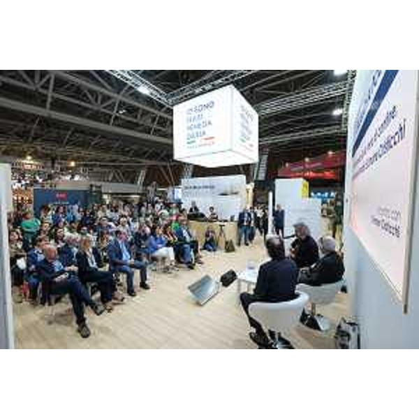 Il pubblico presente all'incontro con Simone Cristicchi all'interno dello stand della Regione al Salone del libro di Torino - Il pubblico presente all'incontro con Simone Cristicchi all'interno dello stand della Regione al Salone del libro di Torino