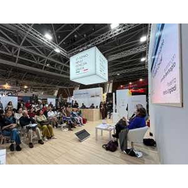 Uno degli incontri dedicati alla poesia nello stan della Regione al salone del libro di Torino - Uno degli incontri dedicati alla poesia nello stan della Regione al salone del libro di Torino