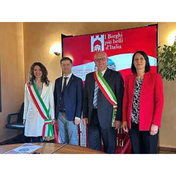 Da sinista la coordinatrice regionale Zaida Franceschetti, il consigliere regionale Markus Maurmair (FdI), il sindaco di Valvazone Arzene Fulvio Avoledo l'assessore comunale al Turismo Donatella Bottacin - Da sinista la coordinatrice regionale Zaida Franceschetti, il consigliere regionale Markus Maurmair (FdI), il sindaco di Valvazone Arzene Fulvio Avoledo l'assessore comunale al Turismo Donatella Bottacin