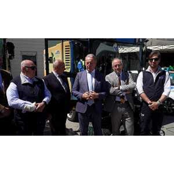 L'assessore regionale Fabio Scoccimarro, al centro, alla presentazione dei nuovi mezzi ecologici per la pulizia urbana a Trieste. - L'assessore regionale Fabio Scoccimarro, al centro, alla presentazione dei nuovi mezzi ecologici per la pulizia urbana a Trieste.