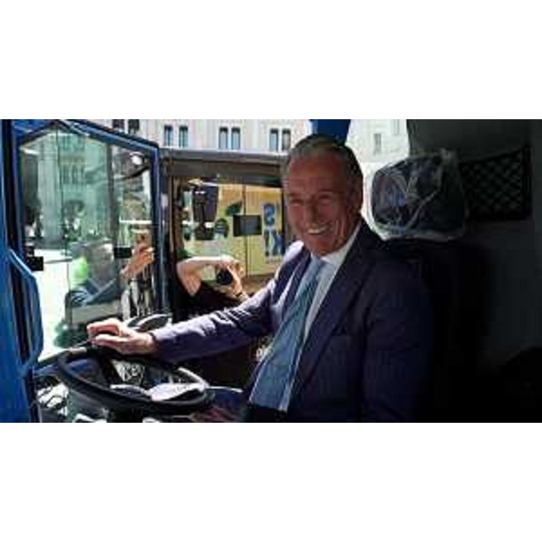 L'assessore regionale Fabio Scoccimarro a bordo di uno dei nuovi mezzi presentati. - L'assessore regionale Fabio Scoccimarro a bordo di uno dei nuovi mezzi presentati.