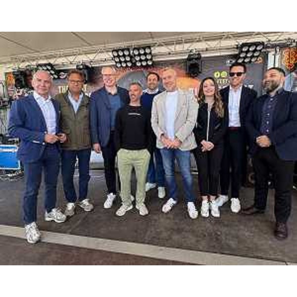 Il presidente Bordin, terzo da sinistra, nella foto di gruppo assieme ai consiglieri Roberto Novelli (primo da sx), Mauro Di Bert (secondo da sx), Edy Morandini (quinto da destra), Maddalena Spagnolo (terza da destra) e Igor Treleani (secondo da destra). Al centro si riconoscono il pilota Marco Melandri e l'assessore Sergio Emidio Bini - Il presidente Bordin, terzo da sinistra, nella foto di gruppo assieme ai consiglieri Roberto Novelli (primo da sx), Mauro Di Bert (secondo da sx), Edy Morandini (quinto da destra), Maddalena Spagnolo (terza da destra) e Igor Treleani (secondo da destra). Al centro si riconoscono il pilota Marco Melandri e l'assessore Sergio Emidio Bini