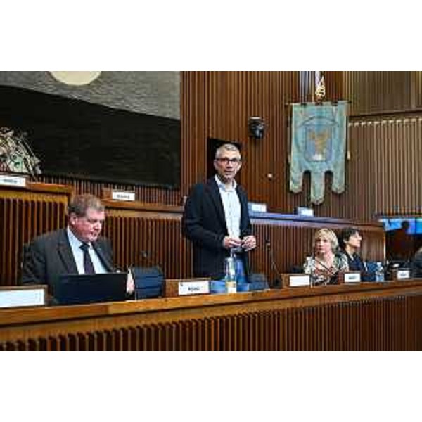 I banchi della presidenza, con il consigliere regionale Marko Pisani e l'assessore regionale Pierpaolo Roberti - I banchi della presidenza, con il consigliere regionale Marko Pisani e l'assessore regionale Pierpaolo Roberti