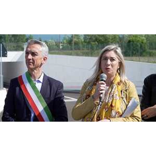 L'assessore regionale Cristina Amirante, con il sindaco di Sacile Carlo Spagnol, nel suo intervento all'inaugurazione della Gronda Est. - L'assessore regionale Cristina Amirante, con il sindaco di Sacile Carlo Spagnol, nel suo intervento all'inaugurazione della Gronda Est.