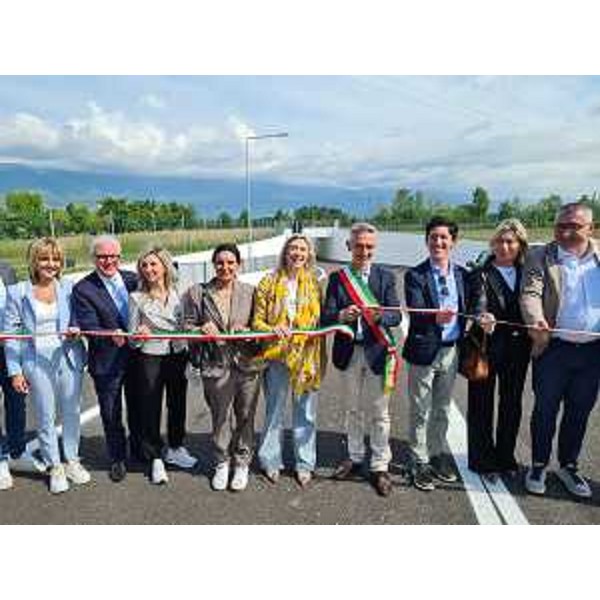 L'assessore regionale Cristina Amirante, a centro, con le altre autorità presenti al taglio del nastro della Gronda Est a Sacile. - L'assessore regionale Cristina Amirante, a centro, con le altre autorità presenti al taglio del nastro della Gronda Est a Sacile.