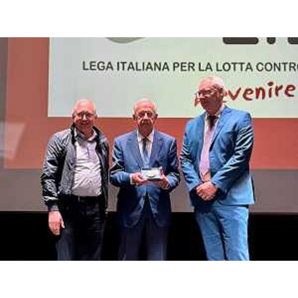 Da sinistra il consigliere regionale Moreno Lirutti, il presidente della sezione Lilt di Udine, Giorgio Arpino, e il presidente del Cr Fvg, Mauro Bordin - Da sinistra il consigliere regionale Moreno Lirutti, il presidente della sezione Lilt di Udine, Giorgio Arpino, e il presidente del Cr Fvg, Mauro Bordin