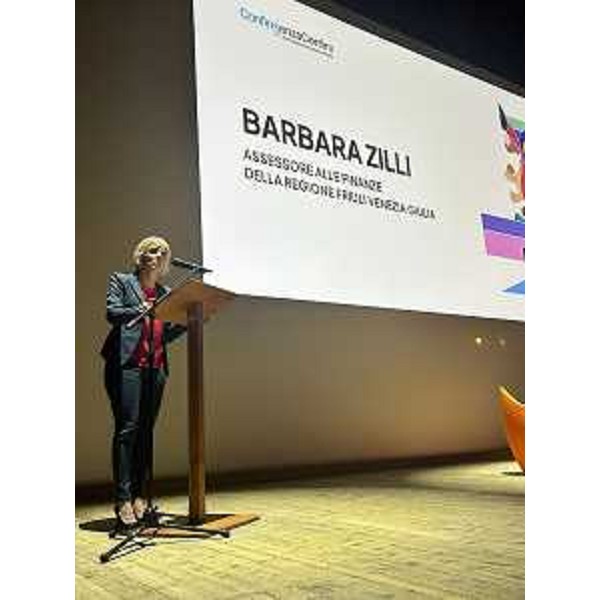 L'assessore regionale Barbara Zilli durante il suo intervento ai lavori dell'evento ConfinSenzaConfini a Gemona del Friuli. - L'assessore regionale Barbara Zilli durante il suo intervento ai lavori dell'evento ConfinSenzaConfini a Gemona del Friuli.