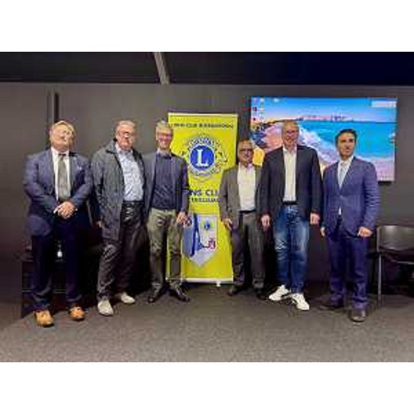 La presentazione della prima audioguida interattiva a Villa Minin; il presidente Mauro Bordin (secondo da destra) e i rappresentanti del Lions Club Medio Tagliamento - La presentazione della prima audioguida interattiva a Villa Minin; il presidente Mauro Bordin (secondo da destra) e i rappresentanti del Lions Club Medio Tagliamento