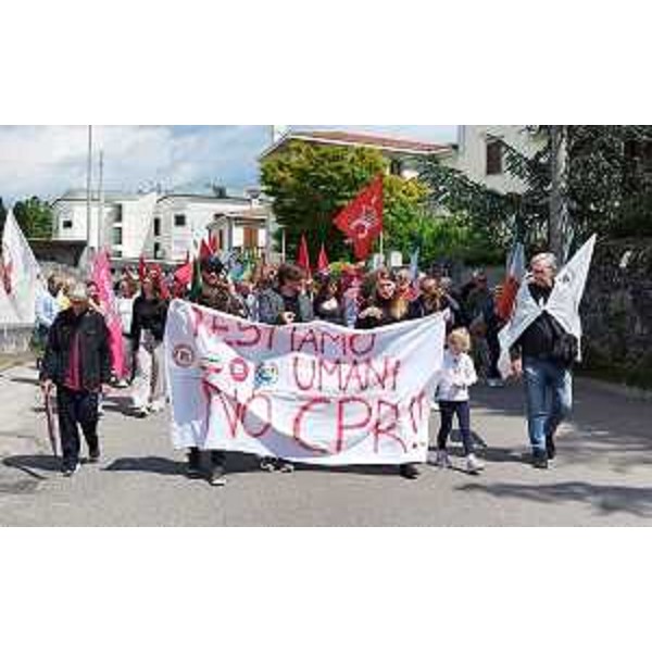 La manifestazione a Gradisca d'Isonzo con Rosaria Capozzi (M5S) in prima fila, terza da destra - La manifestazione a Gradisca d'Isonzo con Rosaria Capozzi (M5S) in prima fila, terza da destra