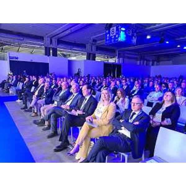 Gli assessori regional Cristina Amirante e Stefano Zannier all'assemblea della Banca 360 Credito Cooperativo FVG a Pordenone. - Gli assessori regional Cristina Amirante e Stefano Zannier all'assemblea della Banca 360 Credito Cooperativo FVG a Pordenone.