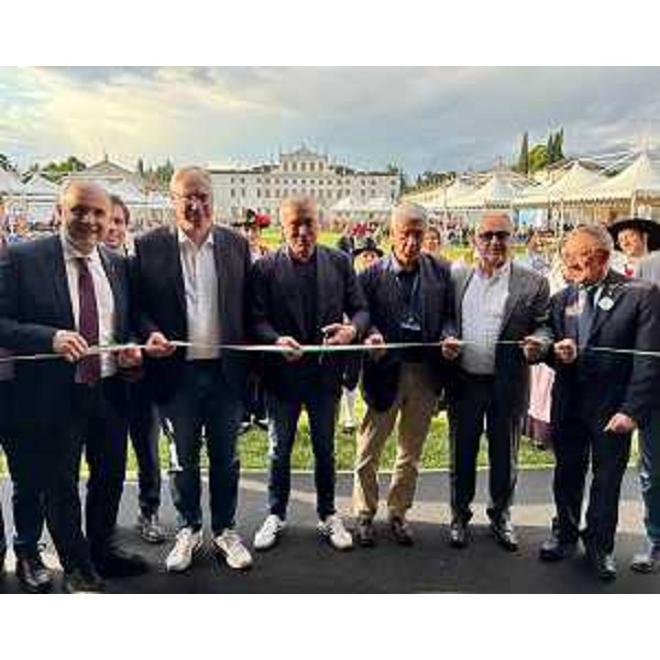 L'assessore Bini al taglio del nastro di Sapori Pro Loco 2025 - L'assessore Bini al taglio del nastro di Sapori Pro Loco 2025