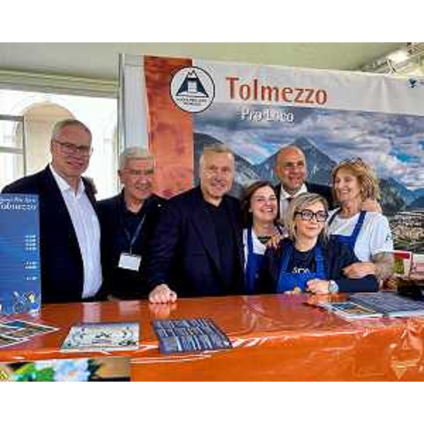 L'assessore Sergio Emidio Bini ( al centro) e il presidente del Consiglio regionale Mauro Bordin (a sinistra) in uno stand a Sapori Pro Loco 2025 - L'assessore Sergio Emidio Bini ( al centro) e il presidente del Consiglio regionale Mauro Bordin (a sinistra) in uno stand a Sapori Pro Loco 2025
