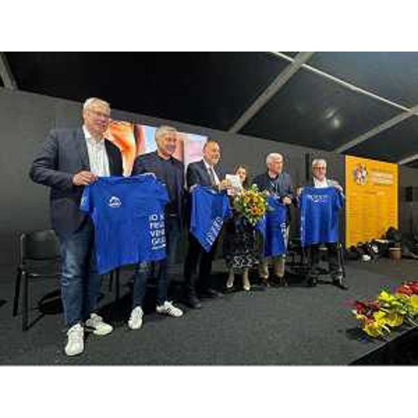 Il presidente del Cr Fvg, Mauro Bordin, mostra la maglietta IO SONO FRIULI VENEZIA GIULIA - Il presidente del Cr Fvg, Mauro Bordin, mostra la maglietta IO SONO FRIULI VENEZIA GIULIA