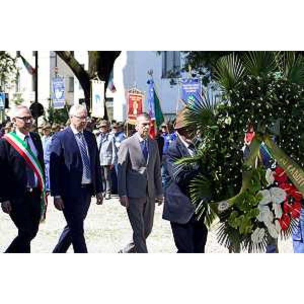 Il presidente del Cr Fvg, Mauro Bordin, tra il sindaco di Pordenone, Alessandro Basso (a sx), e il parlamentare europeo Alessandro Ciriani alla celebrazione per la Giornata regionale degli Alpini - Il presidente del Cr Fvg, Mauro Bordin, tra il sindaco di Pordenone, Alessandro Basso (a sx), e il parlamentare europeo Alessandro Ciriani alla celebrazione per la Giornata regionale degli Alpini