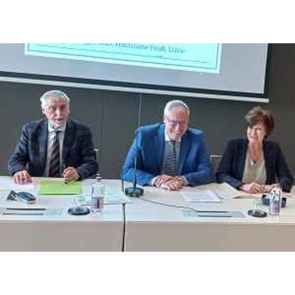 Il presidente Bordin, al centro, accanto all'assessore regionale Alessia Rosolen e al presidente di Aiccre Fvg, Franco Brussa - Il presidente Bordin, al centro, accanto all'assessore regionale Alessia Rosolen e al presidente di Aiccre Fvg, Franco Brussa