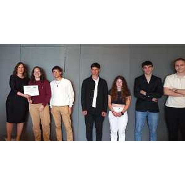 La consigliera regionale Manuela Celotti, prima da sinistra, premia una delle scuole - La consigliera regionale Manuela Celotti, prima da sinistra, premia una delle scuole 