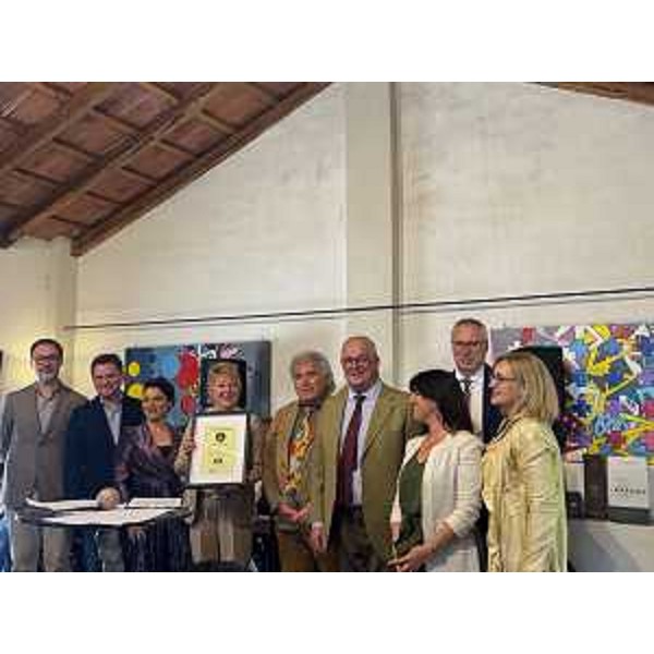 Dietro a destra il presidente del Cr, Mauro Bordin durante la consegna dei riconoscimenti. - Dietro a destra il presidente del Cr, Mauro Bordin durante la consegna dei riconoscimenti.