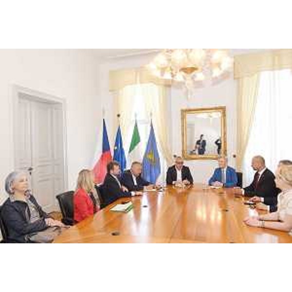 L'assessore Sergio Emidio Bini (al centro) con la delegazione parlamentare della Repubblica Ceca - L'assessore Sergio Emidio Bini (al centro) con la delegazione parlamentare della Repubblica Ceca