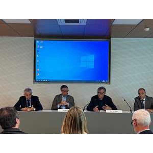 L'assessore Roberti interviene alla presentazione dei bandi gestiti da Cciaa assieme al presidente Da Pozzo e al questore e prefetto di Udine - L'assessore Roberti interviene alla presentazione dei bandi gestiti da Cciaa assieme al presidente Da Pozzo e al questore e prefetto di Udine