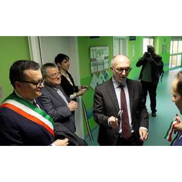 Il momento del taglio del nastro. - Il momento del taglio del nastro.